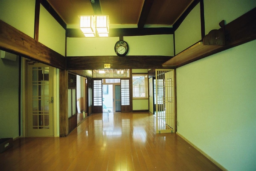和室二間と廊下の一部を取込、明るくて広い居間へ。床暖房で冬場も快適に。